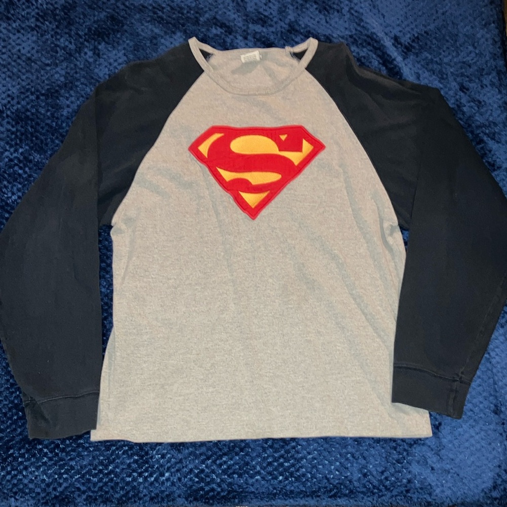 Superman Kids Raglan Shirt - Gray and Black / Warner bros studio store.